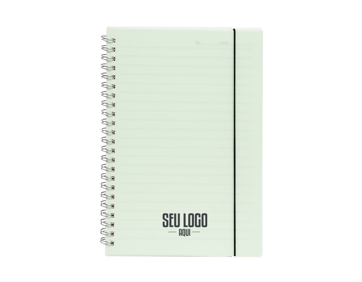 Caderno A5 com capa plástica resistente e elástico para fechamento. Possui cerca de 80 folhas em papel marfim pautado, ideal para anotações e organização. O formato compacto facilita o transporte, tornando-o prático para o dia a dia, seja em aulas ou reuniões. Uma opção funcional e versátil para quem busca um caderno de qualidade.
