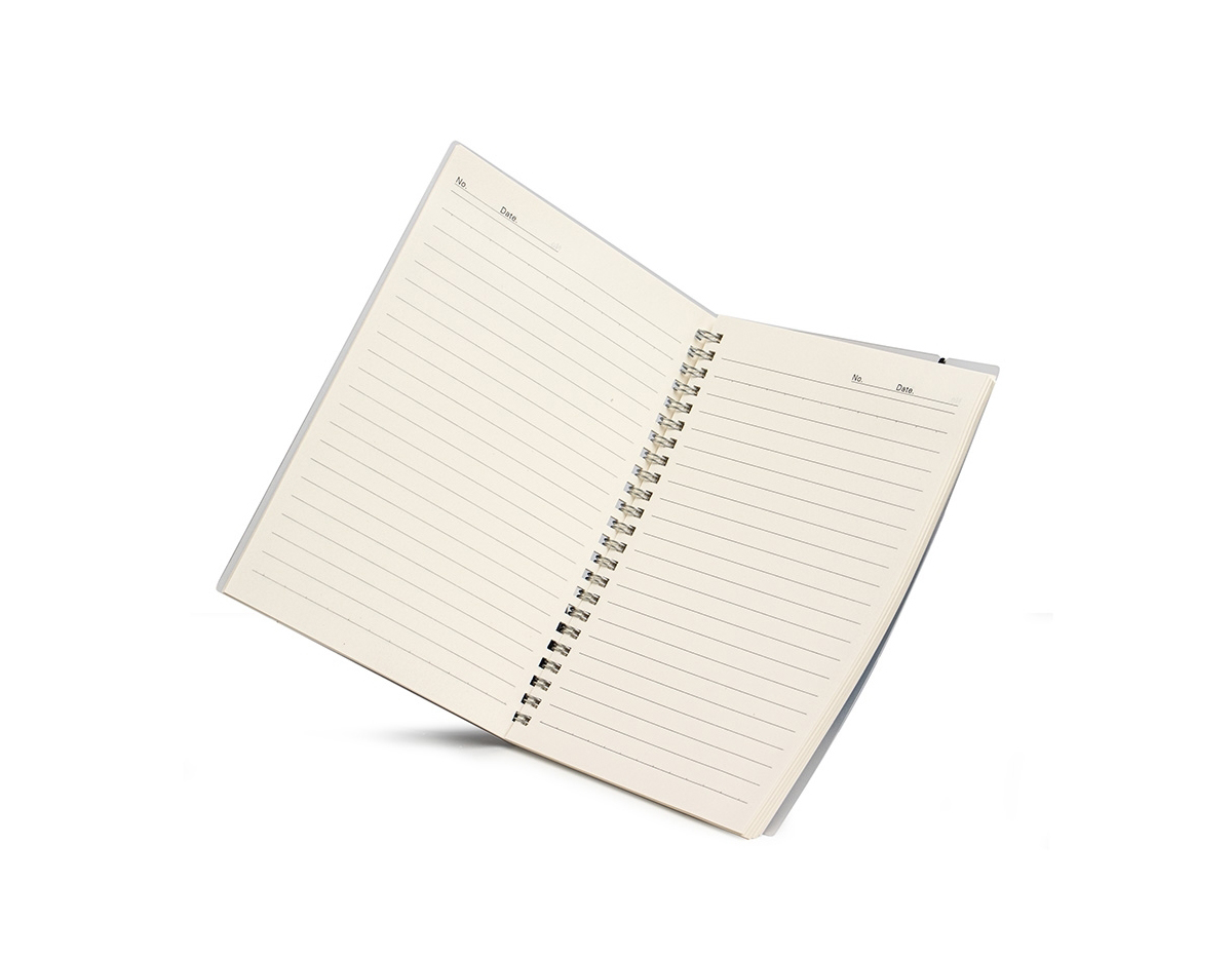Caderno A5 com capa plástica resistente e elástico para fechamento. Possui cerca de 80 folhas em papel marfim pautado, ideal para anotações e organização. O formato compacto facilita o transporte, tornando-o prático para o dia a dia, seja em aulas ou reuniões. Uma opção funcional e versátil para quem busca um caderno de qualidade.