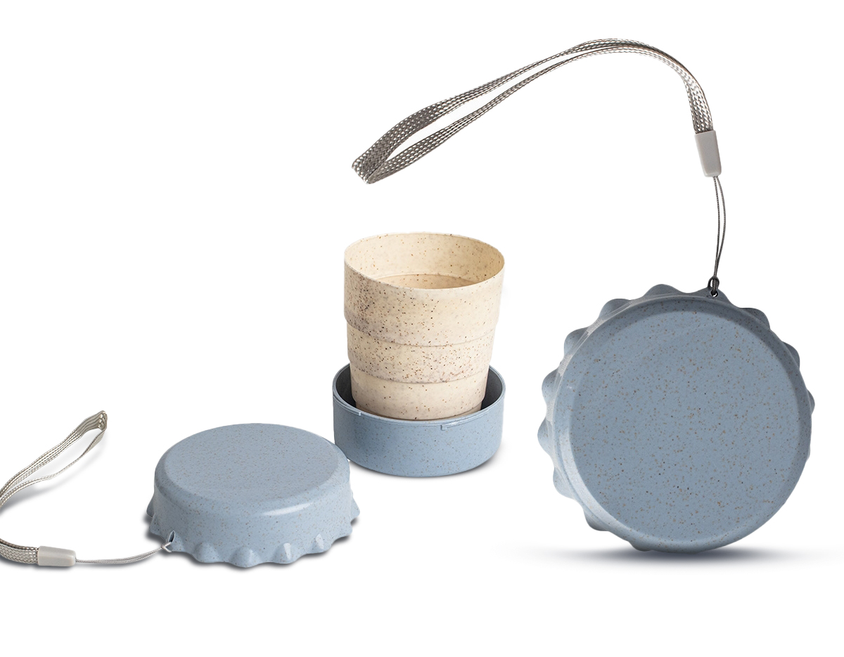 O copo retrátil de 125 ml é fabricado em palha de trigo, um material sustentável e leve. Seu design prático permite que seja facilmente armazenado e transportado. O copo vem com uma alça de nylon, facilitando o uso em diversas situações, como viagens e atividades ao ar livre. Ideal para quem busca uma opção ecológica e funcional para bebidas.