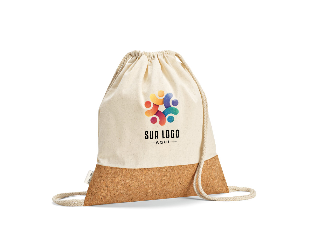 Mochila feita de 70% algodão reciclado e 30% poliéster reciclado (180 g/m²), com base em cortiça, que combina sustentabilidade e estilo. Possui alças de algodão, proporcionando conforto ao transporte. Com dimensões de 370 x 410 mm, é ideal para uso diário, unindo funcionalidade e responsabilidade ambiental em um único produto.