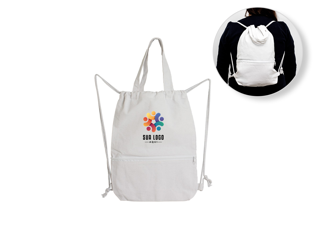 Liberdade para usar como quiser. Nossa mochila versátil, feita em lona resistente, é perfeita para as necessidades do dia a dia, podendo ser usada tanto nas costas ou através de suas alças, transformando-a em uma sacola estilosa.  Além disso, possui um amplo espaço no compartimento principal, fechado pelas alças de cordão, e conta com um bolso frontal com zíper, garantindo a segurança dos pertences.