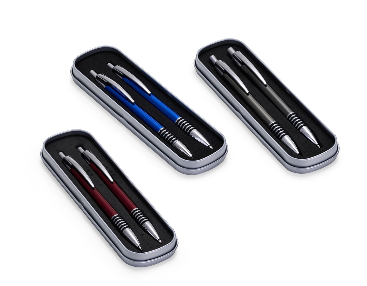 Com este conjunto de caneta e lapiseira metálicas, escrever será uma experiência ainda mais sofisticada e elegante. O estojo em metal que as acomoda, possui revestimento em espuma para evitar riscos. A caneta possui carga esferográfica azul de 1.0mm, com acionamento por clique, já a lapiseira possui grafite 0.7mm.