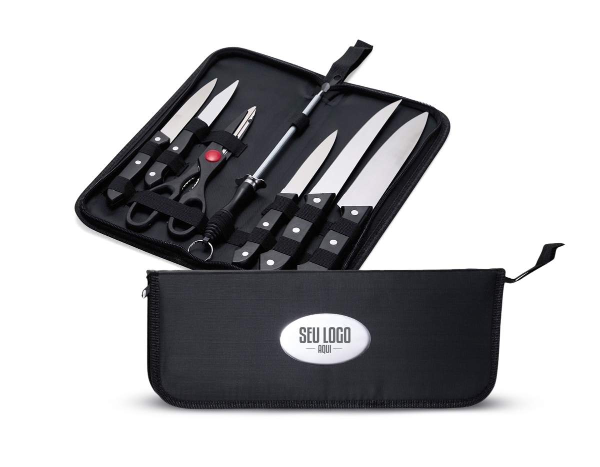 O churrasco vai ficar ainda melhor com o nosso kit de 7 peças em inox, incluso: uma faca de chef de 7 polegadas; uma faca de desossa de 7 polegadas; uma faca para fatiar de 4,5 polegadas, uma faca de descascar de 4,5 polegadas, uma faca de legumes de 3 polegadas; uma chaira, essencial para manter as facas sempre afiadas; e uma tesoura multiuso para cortar alimentos, legumes, verduras e carnes, todas as peças possuem cabo plástico. Além disso, a tesoura possui pequenos dentes entre os cabos que funcionam como um quebra-nozes. O kit também acompanha uma plaquinha de metal, permitindo a personalização para dar um toque único ao estojo e ainda mais estilo quando for preparar aquele churrasco de respeito.