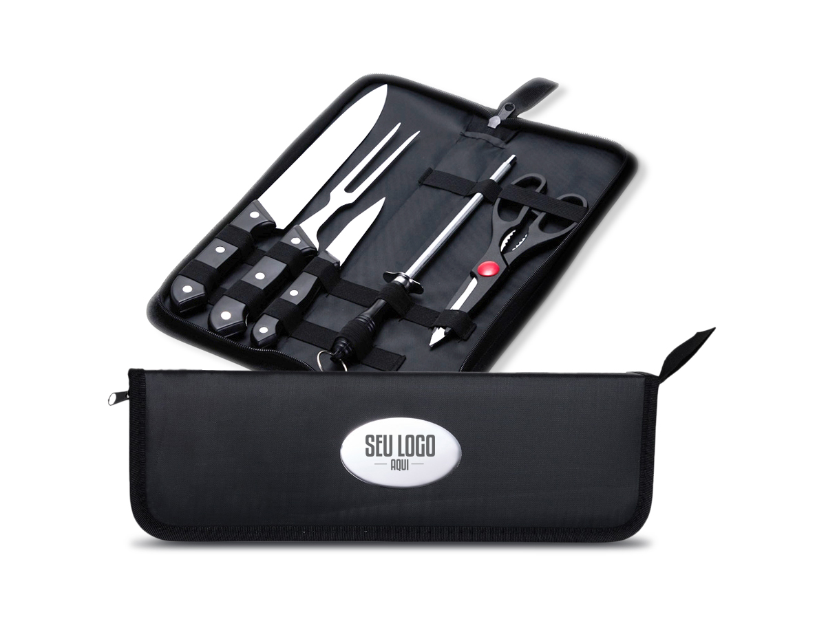Churrascos irresistíveis começam com os utensílios certos! Nosso kit de 5 peças em inox, com cabos plásticos e estojo em nylon, inclui: uma faca chef de 7 polegadas, versátil para diversas tarefas na cozinha; uma faca de legumes de 3 polegadas, ideal para descascar e cortar vegetais; um garfo perfeito para dominar a grelha; uma chaira, essencial para manter as facas sempre afiadas; e uma tesoura multiuso para cortar alimentos, legumes, verduras e carnes. Além disso, a tesoura possui pequenos dentes entre os cabos que funcionam como um quebra-nozes. O kit também acompanha uma plaquinha de metal, permitindo personalizar e dar um toque único ao churrasco. Este kit é perfeito para preparar churrascos deliciosos!