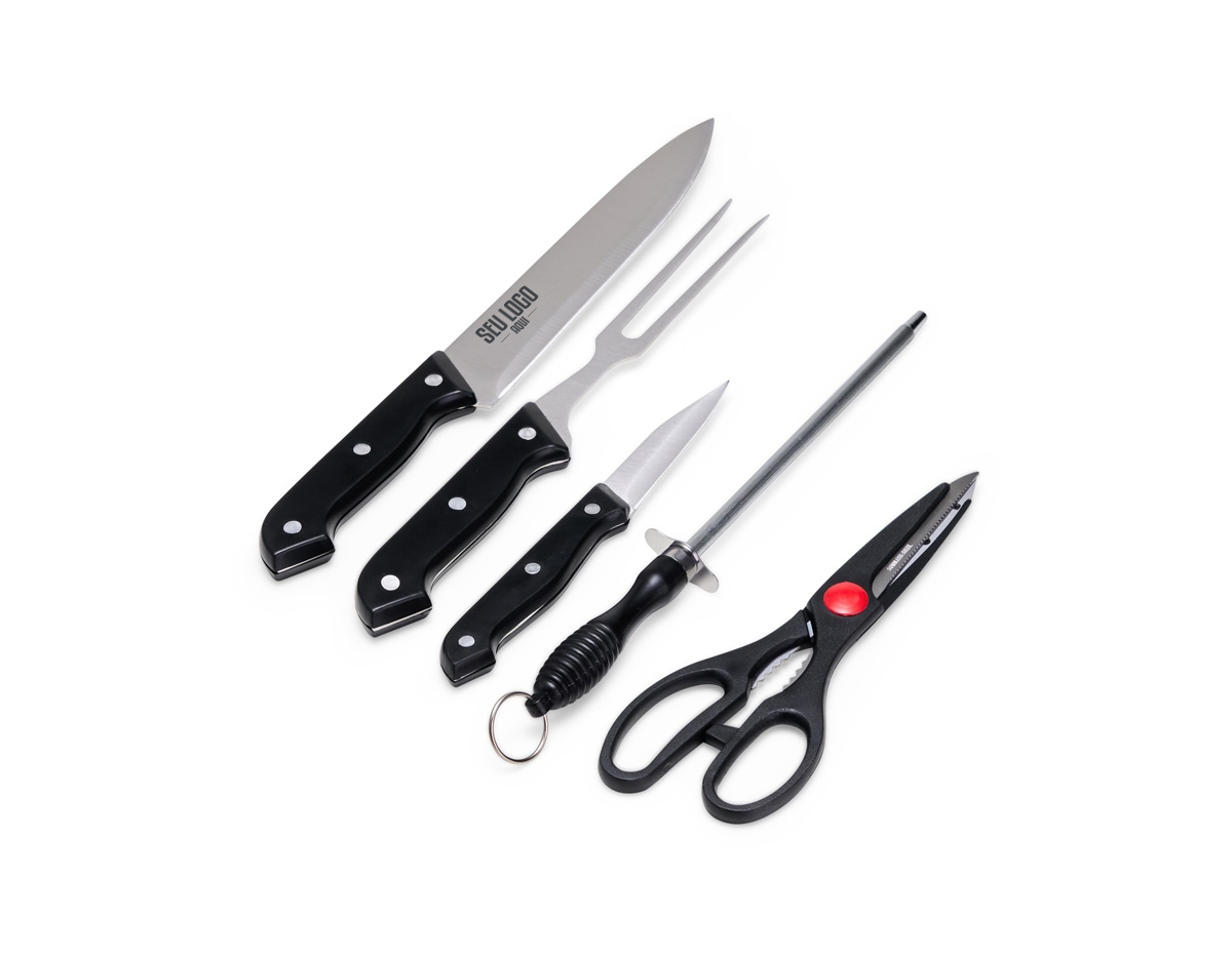 Churrascos irresistíveis começam com os utensílios certos! Nosso kit de 5 peças em inox, com cabos plásticos e estojo em nylon, inclui: uma faca chef de 7 polegadas, versátil para diversas tarefas na cozinha; uma faca de legumes de 3 polegadas, ideal para descascar e cortar vegetais; um garfo perfeito para dominar a grelha; uma chaira, essencial para manter as facas sempre afiadas; e uma tesoura multiuso para cortar alimentos, legumes, verduras e carnes. Além disso, a tesoura possui pequenos dentes entre os cabos que funcionam como um quebra-nozes. O kit também acompanha uma plaquinha de metal, permitindo personalizar e dar um toque único ao churrasco. Este kit é perfeito para preparar churrascos deliciosos!