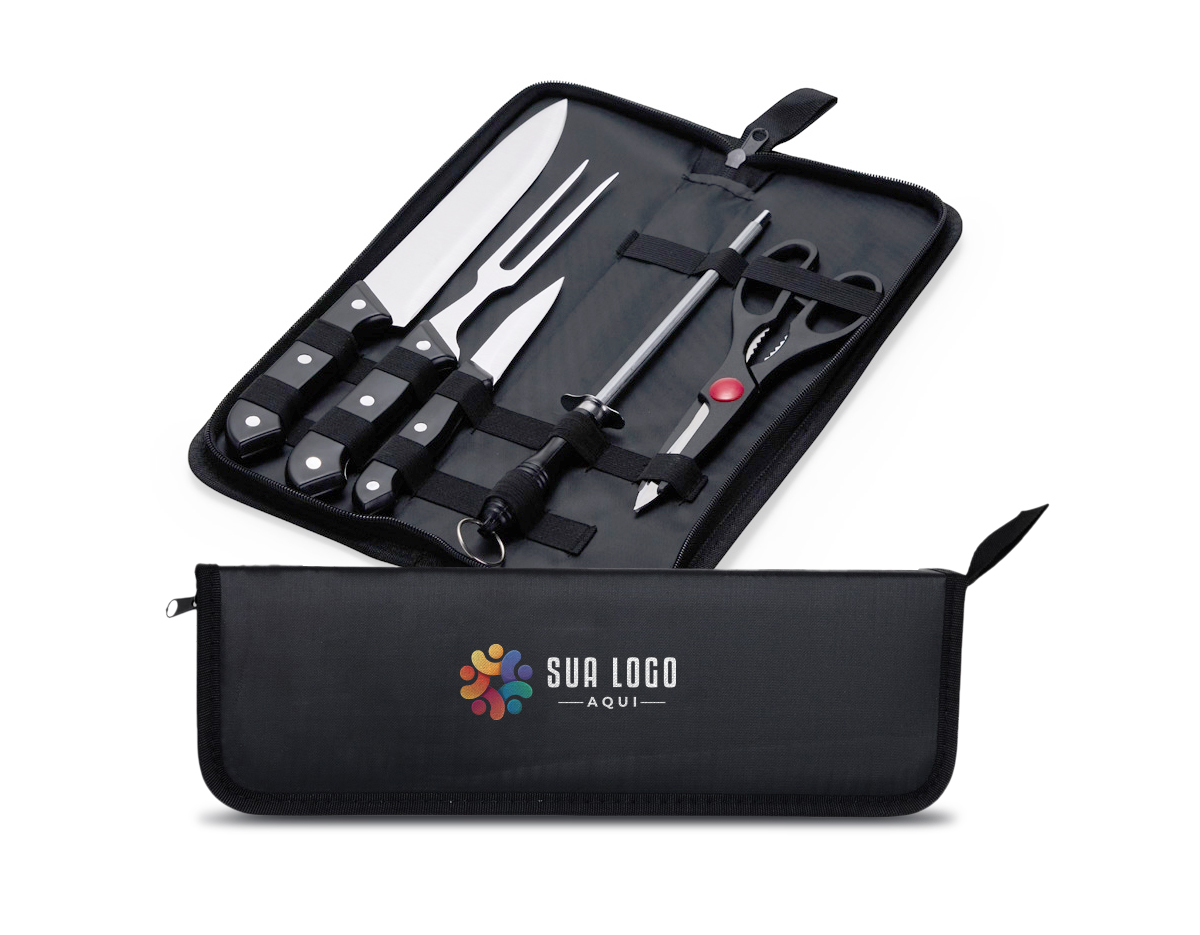 Churrascos irresistíveis começam com os utensílios certos! Nosso kit de 5 peças em inox, com cabos plásticos e estojo em nylon, inclui: uma faca chef de 7 polegadas, versátil para diversas tarefas na cozinha; uma faca de legumes de 3 polegadas, ideal para descascar e cortar vegetais; um garfo perfeito para dominar a grelha; uma chaira, essencial para manter as facas sempre afiadas; e uma tesoura multiuso para cortar alimentos, legumes, verduras e carnes. Além disso, a tesoura possui pequenos dentes entre os cabos que funcionam como um quebra-nozes. O kit também acompanha uma plaquinha de metal, permitindo personalizar e dar um toque único ao churrasco. Este kit é perfeito para preparar churrascos deliciosos!
