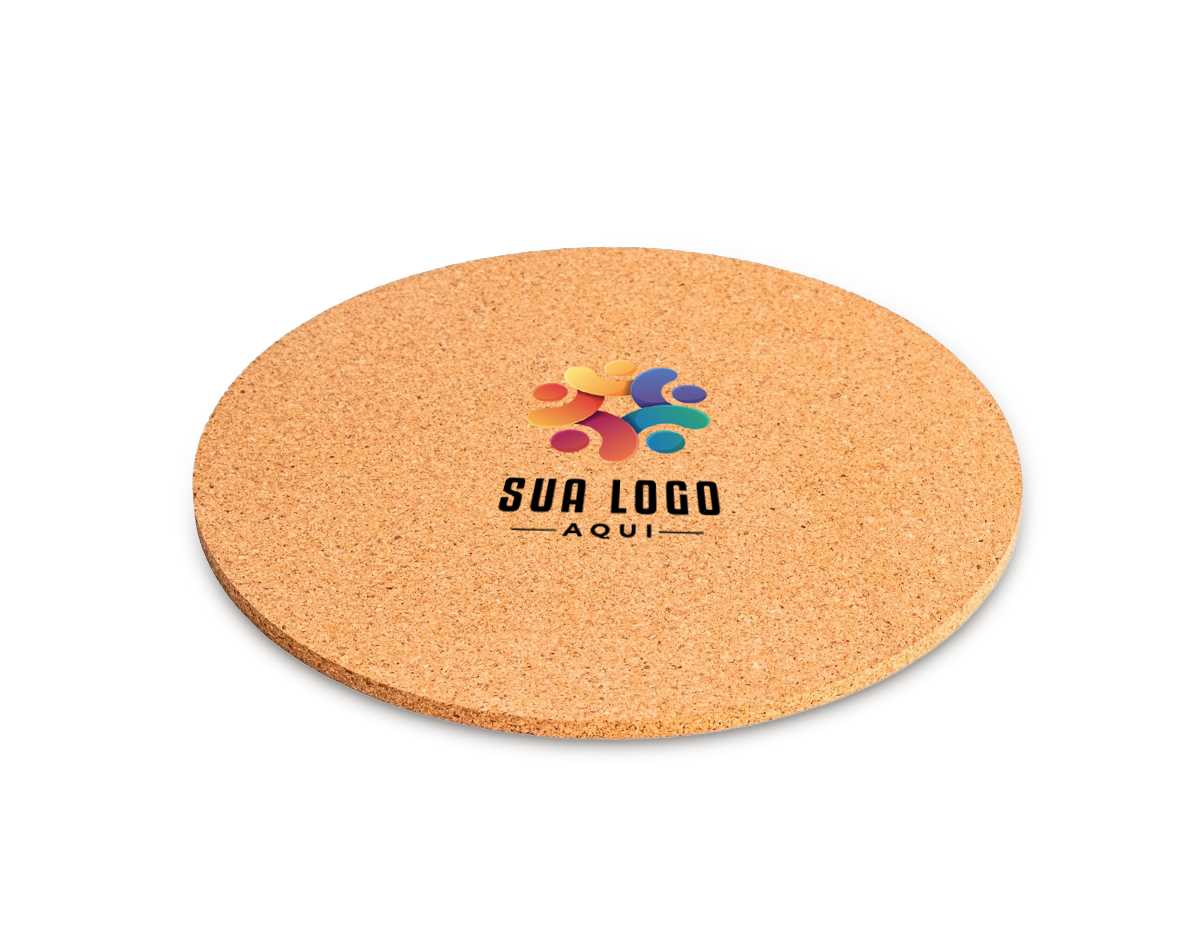 O descanso de panela serve para proteger mesas e outras superfícies do calor excessivo das panelas e assadeiras que acabaram de sair do forno ou fogão. Feito em cortiça, um material leve, ecológico e que é conhecida por sua durabilidade e resistência ao calor, além de ter um design natural com um visual único. Suas panelas não deixarão mais nada marcado!