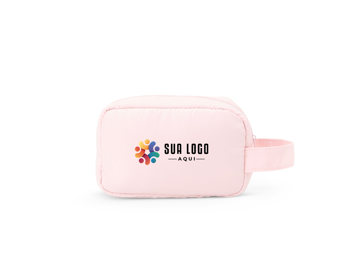 Perfeita para manter tudo organizado! Nossa nécessaire acomoda facilmente itens de maquiagem, higiene pessoal e muito mais. Feita em poliéster resistente à água, conta com três divisórias e bolso de tela para garantir que tudo fique no lugar. Compacta o suficiente para caber em bolsas e fácil de carregar com sua alça, é a escolha ideal para proteger e organizar seus itens com praticidade.