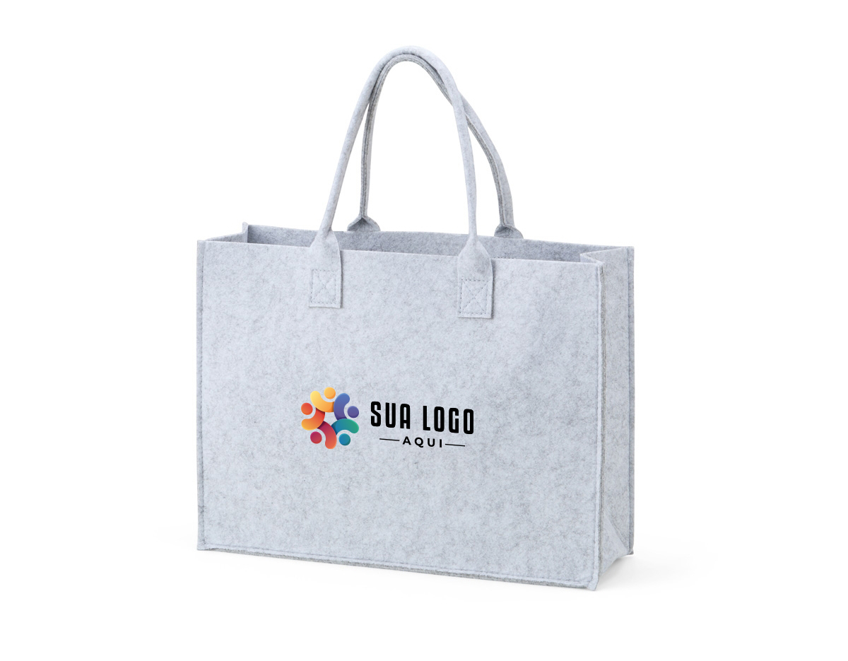 Sacola feita de feltro, trazendo o conforto ideal para acomodar cada um dos seus itens, com um ótimo espaço interno e alças para transporte costuradas internamente.