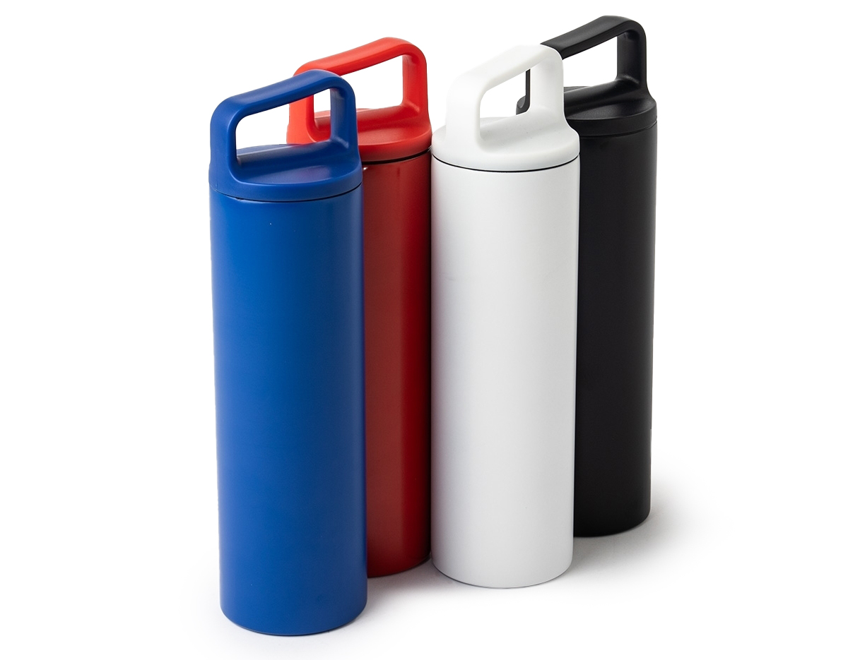 A garrafa térmica em inox possui parede dupla e capacidade de 600 ml, ideal para manter suas bebidas quentes ou frias por mais tempo. A tampa, feita de plástico e com rosca, garante vedação segura, enquanto a alça acoplada facilita o transporte. Um produto prático e funcional para o dia a dia.
