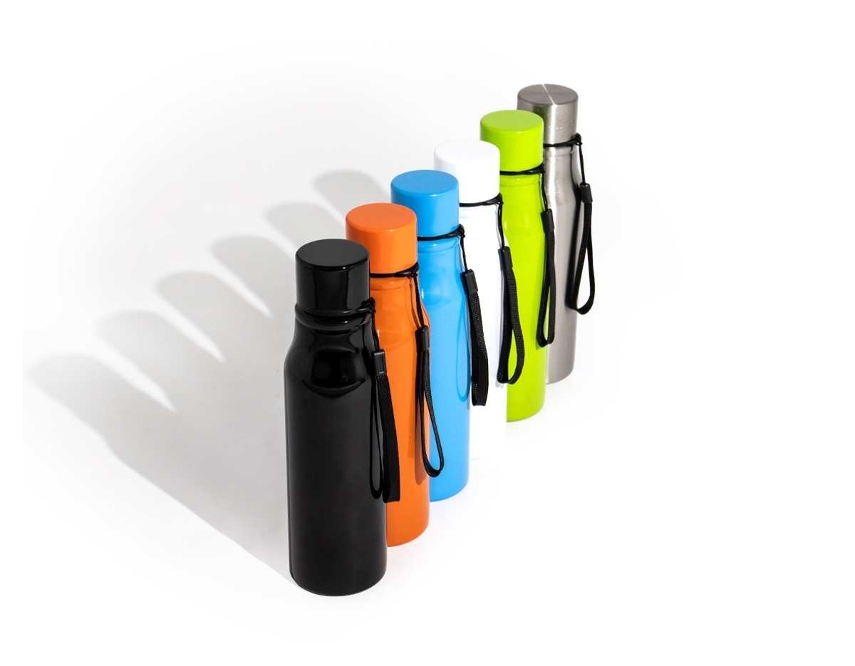 A garrafa em inox possui capacidade de 750 ml, ideal para manter suas bebidas à temperatura desejada. Sua tampa rosqueável assegura um fechamento seguro, enquanto a alça facilita o transporte, tornando-a uma opção prática para atividades diárias ou viagens. Um item funcional para quem busca qualidade e conveniência.