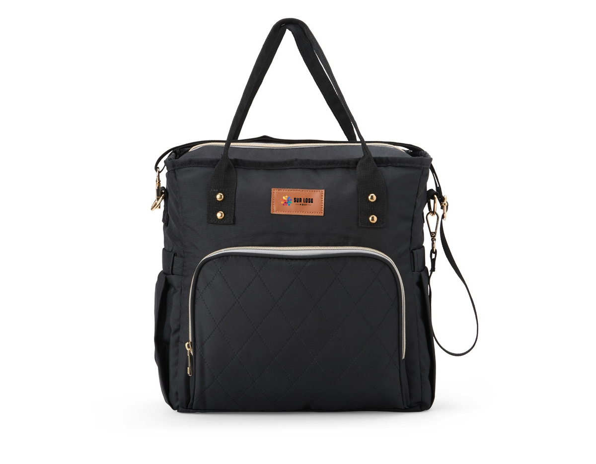 Que tal uma bolsa térmica eficiente para passeios, faculdade ou trabalho? Nossa bolsa térmica de 16 litros é a escolha perfeita! Feita com tecido Oxford, ela possui dois compartimentos, incluindo um frontal, além de bolsos laterais com elástico para manter tudo organizado. O compartimento principal possui revestimento térmico soldado antivazamento, garantindo a temperatura ideal dos alimentos e bebidas, sem risco de vazamentos de líquidos. É uma bolsa térmica versátil e prática, vem com alça de mão, transversal regulável e etiqueta em couro sintético pronta para personalização.