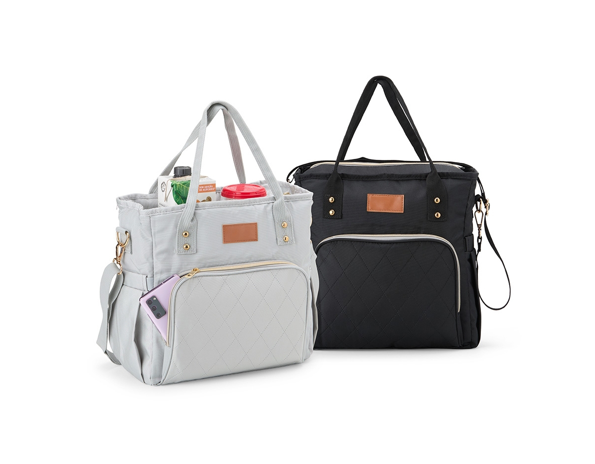 Que tal uma bolsa térmica eficiente para passeios, faculdade ou trabalho? Nossa bolsa térmica de 16 litros é a escolha perfeita! Feita com tecido Oxford, ela possui dois compartimentos, incluindo um frontal, além de bolsos laterais com elástico para manter tudo organizado. O compartimento principal possui revestimento térmico soldado antivazamento, garantindo a temperatura ideal dos alimentos e bebidas, sem risco de vazamentos de líquidos. É uma bolsa térmica versátil e prática, vem com alça de mão, transversal regulável e etiqueta em couro sintético pronta para personalização.