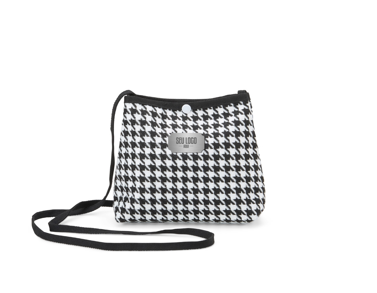 Prática e despojada, nossa mini bolsa transversal é perfeita para levar tudo o que precisa. Feita em algodão-poliéster resistente à água e com fechamento em botão, ela protege seus pertences e oferece espaço suficiente para os itens essenciais.