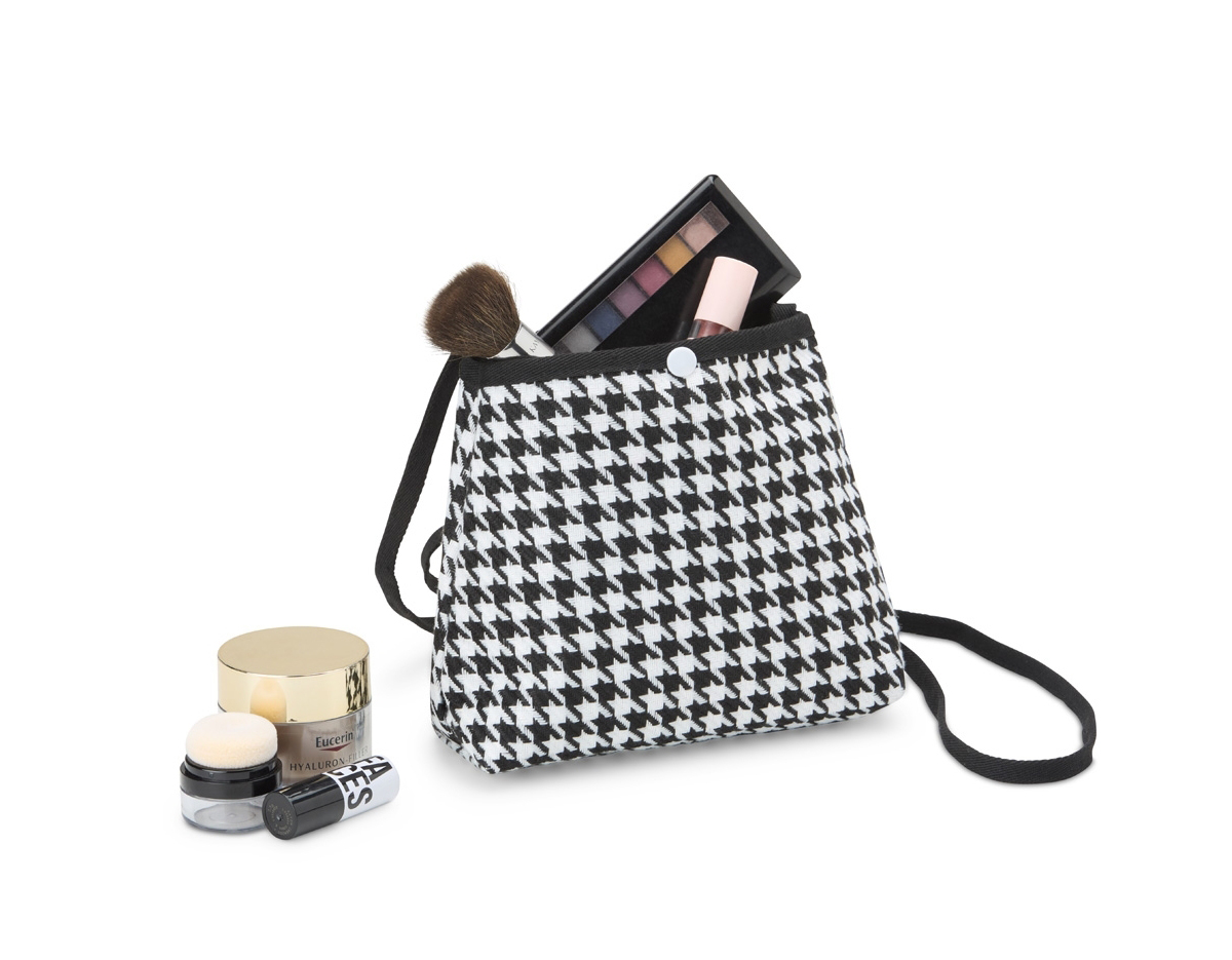 Prática e despojada, nossa mini bolsa transversal é perfeita para levar tudo o que precisa. Feita em algodão-poliéster resistente à água e com fechamento em botão, ela protege seus pertences e oferece espaço suficiente para os itens essenciais.