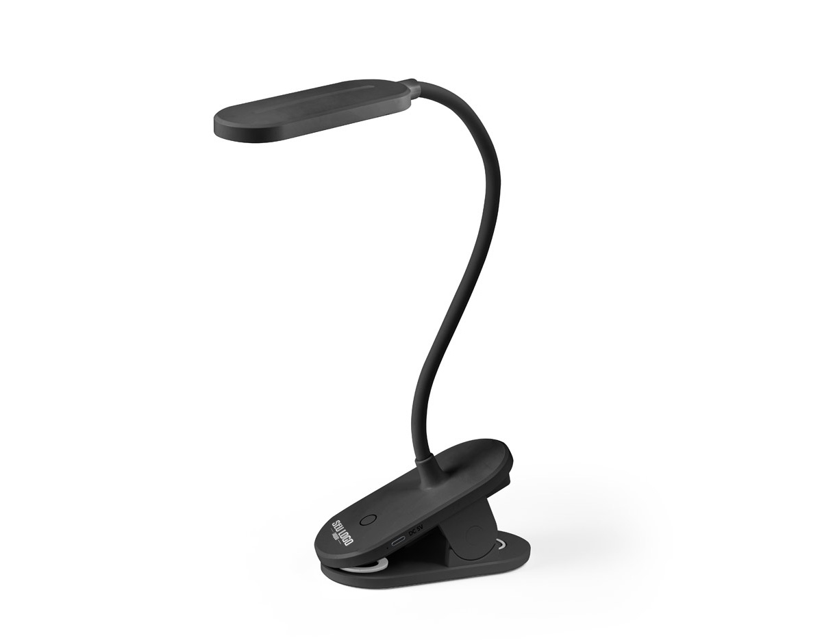 Luminária de mesa portátil em ABS 65% reciclado com 140 lumen e clip para segurar às superfícies. A base é antiderrapante e o tubo é maleável em 360º que permite ajustar com facilidade a direção da luz. Tem uma bateria incorporada de lítio de 1200 mAh. Contém um interruptor para ligar e desligar com 3 níveis de luminosidade: Luz alta (aproximadamente 3 h de utilização), luz média (aproximadamente 7 h de utilização) e luz baixa (aproximadamente 30 h de utilização). Incluso um cabo de carregamento USB-C. Fornecida em caixa presente em papel kraft reciclado. 122 x 456 x 58 mm | Caixa: 110 x 75 x 180 mm