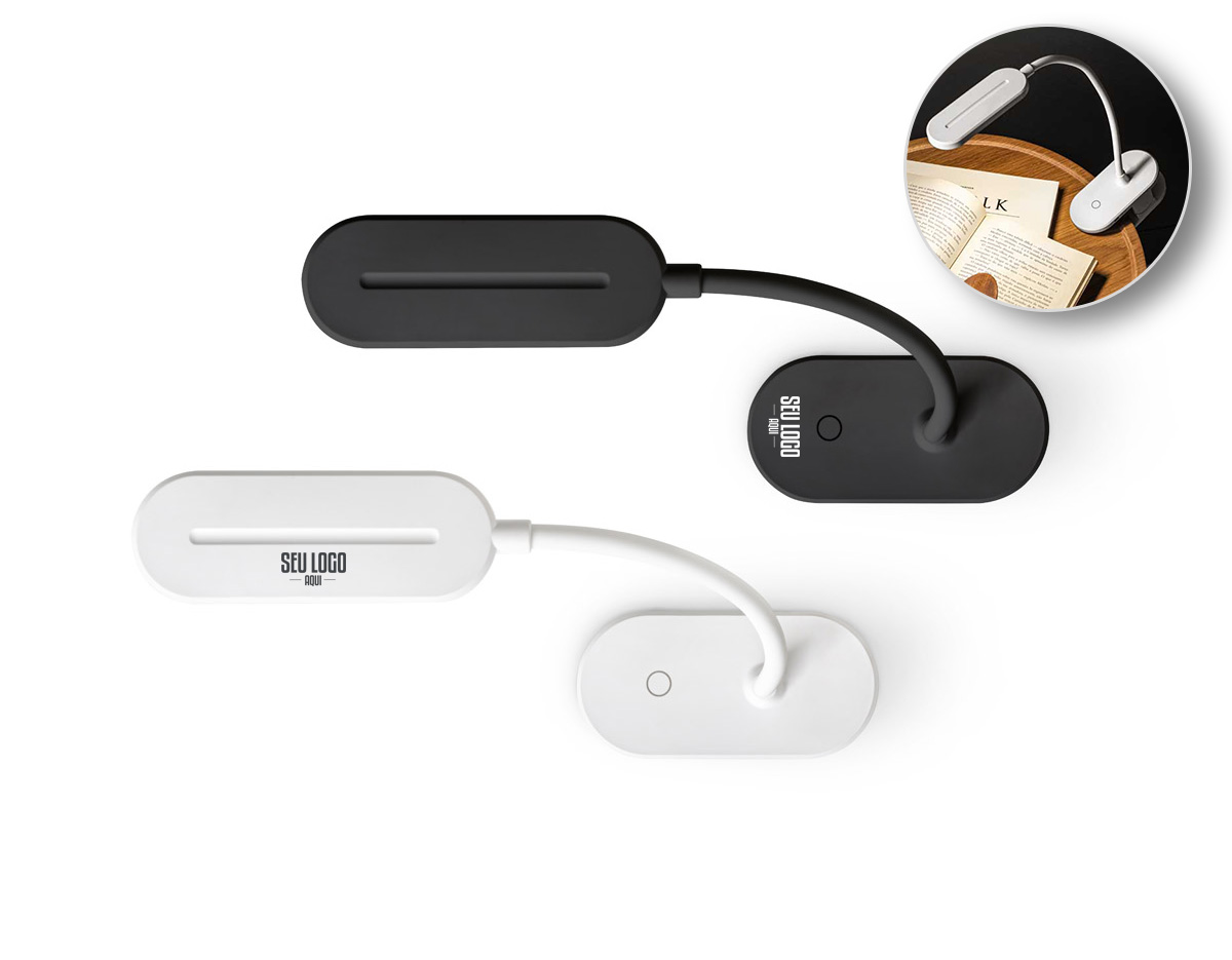 Luminária de mesa portátil em ABS 65% reciclado com 140 lumen e clip para segurar às superfícies. A base é antiderrapante e o tubo é maleável em 360º que permite ajustar com facilidade a direção da luz. Tem uma bateria incorporada de lítio de 1200 mAh. Contém um interruptor para ligar e desligar com 3 níveis de luminosidade: Luz alta (aproximadamente 3 h de utilização), luz média (aproximadamente 7 h de utilização) e luz baixa (aproximadamente 30 h de utilização). Incluso um cabo de carregamento USB-C. Fornecida em caixa presente em papel kraft reciclado. 122 x 456 x 58 mm | Caixa: 110 x 75 x 180 mm