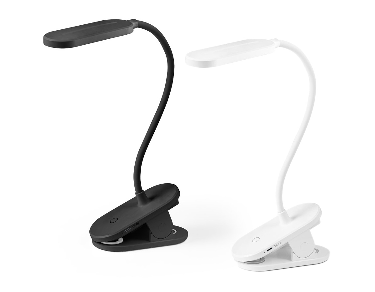 Luminária de mesa portátil em ABS 65% reciclado com 140 lumen e clip para segurar às superfícies. A base é antiderrapante e o tubo é maleável em 360º que permite ajustar com facilidade a direção da luz. Tem uma bateria incorporada de lítio de 1200 mAh. Contém um interruptor para ligar e desligar com 3 níveis de luminosidade: Luz alta (aproximadamente 3 h de utilização), luz média (aproximadamente 7 h de utilização) e luz baixa (aproximadamente 30 h de utilização). Incluso um cabo de carregamento USB-C. Fornecida em caixa presente em papel kraft reciclado. 122 x 456 x 58 mm | Caixa: 110 x 75 x 180 mm