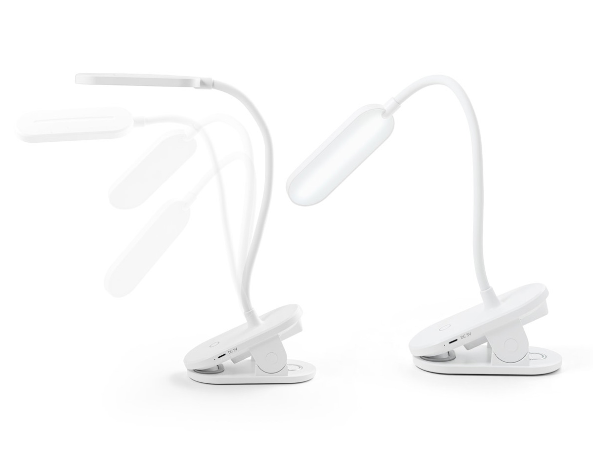 Luminária de mesa portátil em ABS 65% reciclado com 140 lumen e clip para segurar às superfícies. A base é antiderrapante e o tubo é maleável em 360º que permite ajustar com facilidade a direção da luz. Tem uma bateria incorporada de lítio de 1200 mAh. Contém um interruptor para ligar e desligar com 3 níveis de luminosidade: Luz alta (aproximadamente 3 h de utilização), luz média (aproximadamente 7 h de utilização) e luz baixa (aproximadamente 30 h de utilização). Incluso um cabo de carregamento USB-C. Fornecida em caixa presente em papel kraft reciclado. 122 x 456 x 58 mm | Caixa: 110 x 75 x 180 mm