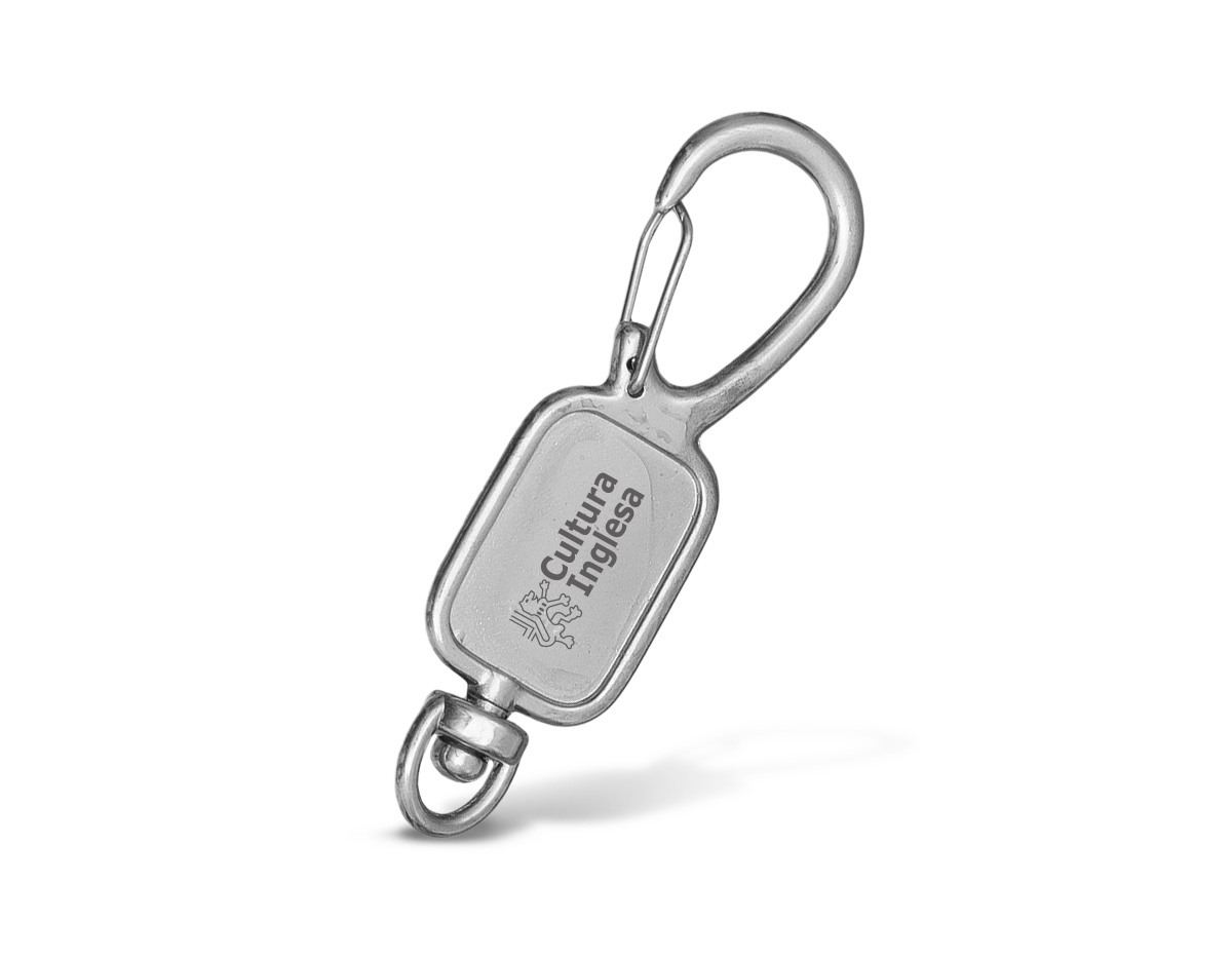Chaveiro funcional com design de mosquetão, ideal para organizar e prender chaves de forma prática e segura. Fabricado em material resistente, possui um mecanismo fácil de abrir e fechar, garantindo durabilidade no uso diário. Pode ser utilizado para chaves, pequenos objetos ou até como acessório decorativo. Compacto e versátil, é uma solução prática para o dia a dia.