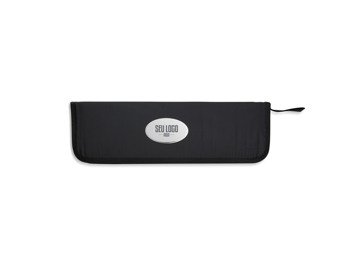 Kit churrasco 4 peças em estojo de nylon com alça. Possui: pegador, garfo, faca e espátula de madeira, acompanha plaquinha para personalização, proteções plásticas(faca e garfo) e parte interna com elástico para guardar as peças.