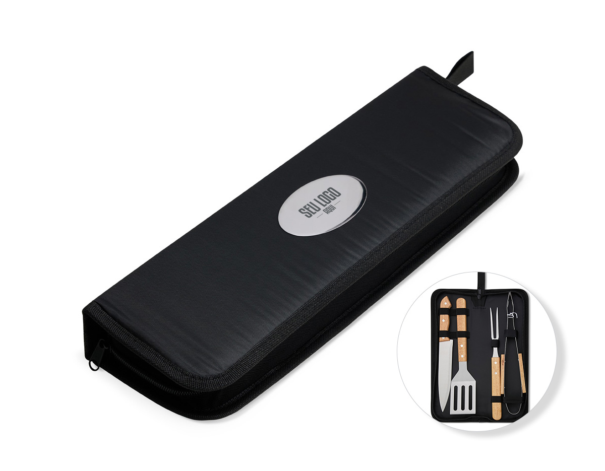 Kit churrasco 4 peças em estojo de nylon com alça. Possui: pegador, garfo, faca e espátula de madeira, acompanha plaquinha para personalização, proteções plásticas(faca e garfo) e parte interna com elástico para guardar as peças.