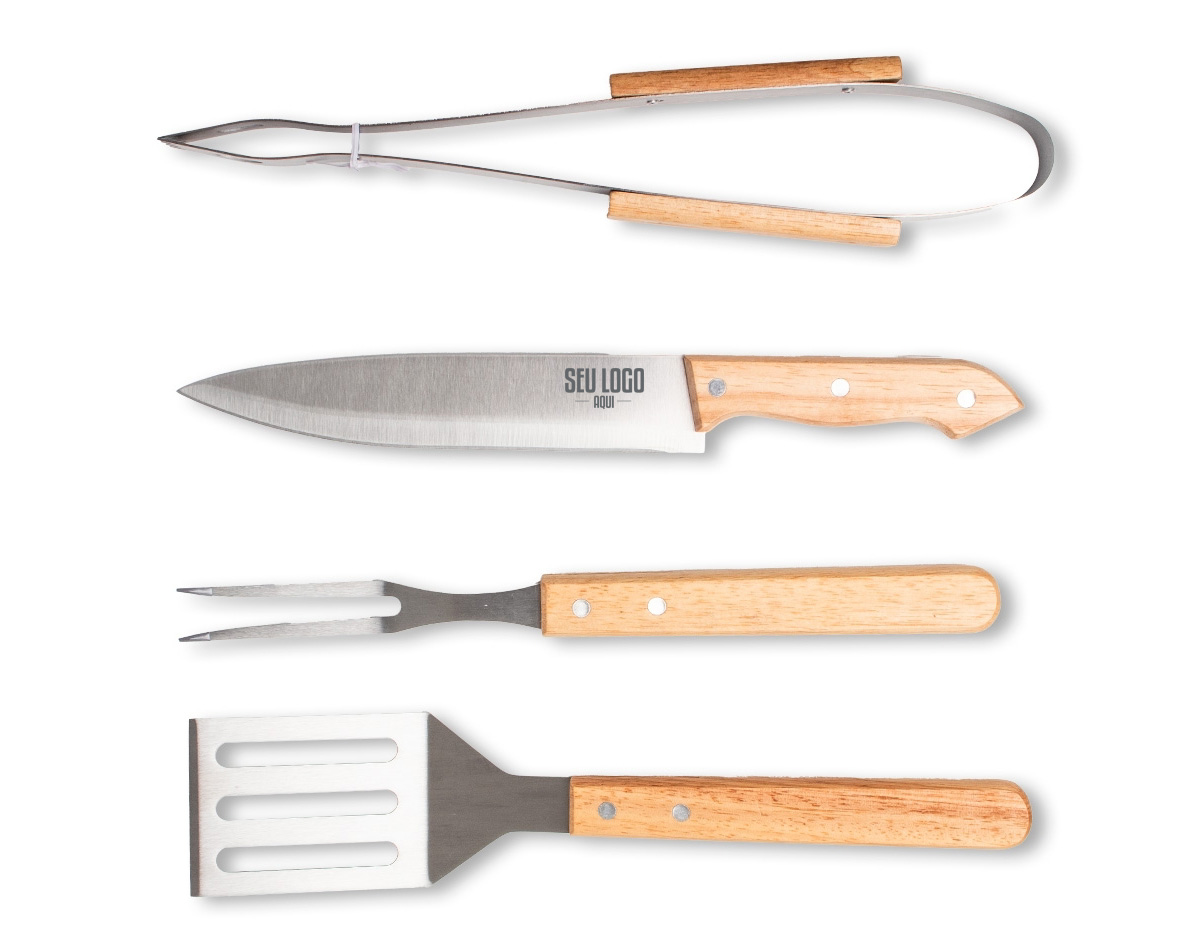 Kit churrasco 4 peças em estojo de nylon com alça. Possui: pegador, garfo, faca e espátula de madeira, acompanha plaquinha para personalização, proteções plásticas(faca e garfo) e parte interna com elástico para guardar as peças.