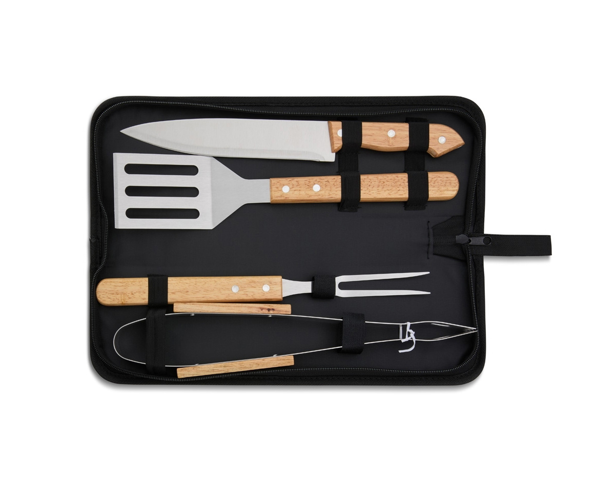 Kit churrasco 4 peças em estojo de nylon com alça. Possui: pegador, garfo, faca e espátula de madeira, acompanha plaquinha para personalização, proteções plásticas(faca e garfo) e parte interna com elástico para guardar as peças.