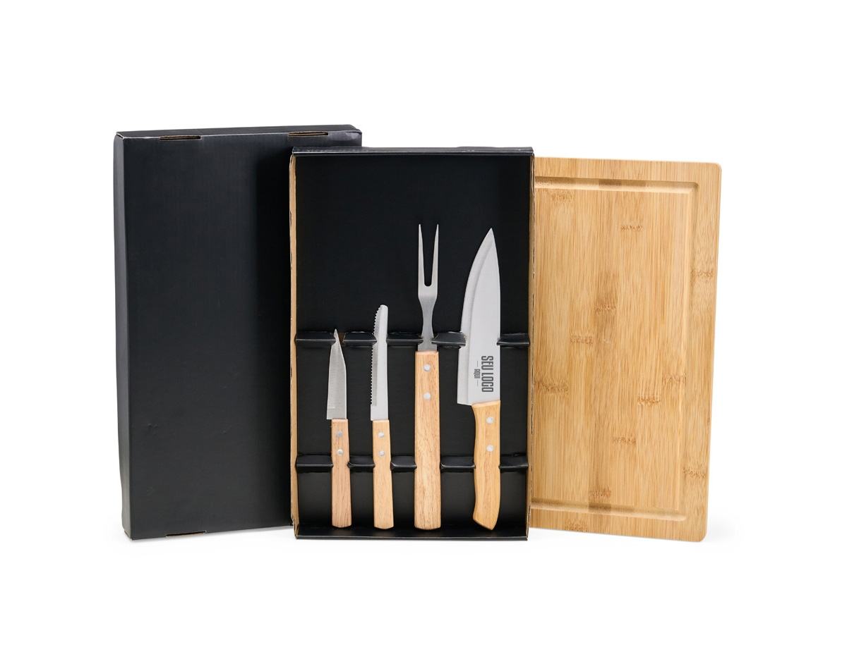 Kit para preparar os churrascos mais deliciosos, composto por cinco peças com lâminas em aço inox e cabos de madeira. Inclui três facas de 3", 4" e 6" polegadas, um garfo e uma tábua de bambu, todos acomodados em uma caixa de papelão. É a escolha perfeita para quem aprecia uma boa carne em momentos de celebração.  Altura :  39,2 cm