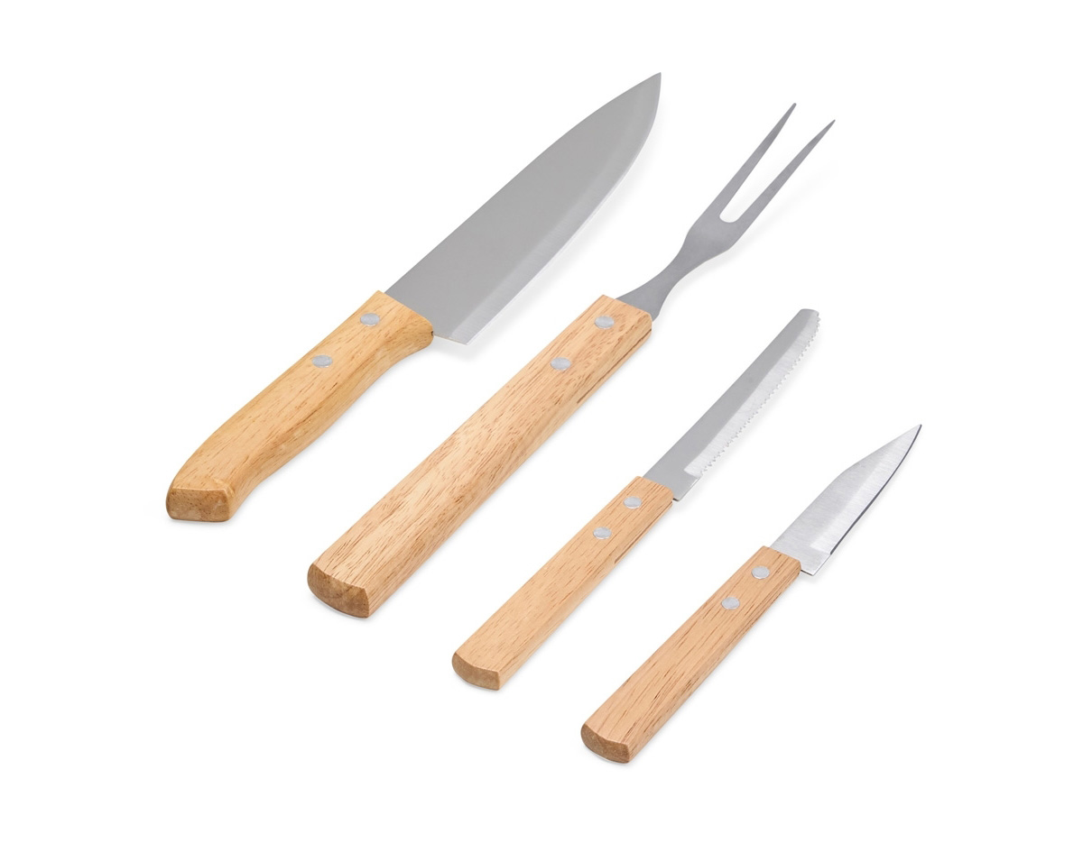 Kit para preparar os churrascos mais deliciosos, composto por cinco peças com lâminas em aço inox e cabos de madeira. Inclui três facas de 3", 4" e 6" polegadas, um garfo e uma tábua de bambu, todos acomodados em uma caixa de papelão. É a escolha perfeita para quem aprecia uma boa carne em momentos de celebração.  Altura :  39,2 cm