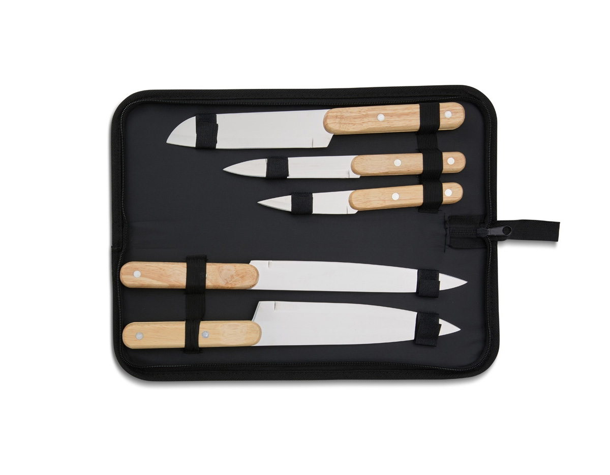 Facas para os mais diversos tipos de cortes. Com o nosso kit de churrasco, ficarão ainda mais saborosos. Composto por 5 peças em lâminas em inox com cabos em madeira, proporcionando mais precisão durante os cortes, sendo de 7”, 8”, 3”,9” e 5” polegadas, todas acomodadas em um prático estojo de nylon para levá-lo para onde desejar com facilidade. Além disso, acompanha uma plaquinha de metal para uma personalização exclusiva. Kit perfeito para deixar as receitas mais saborosas e fáceis de fazer.