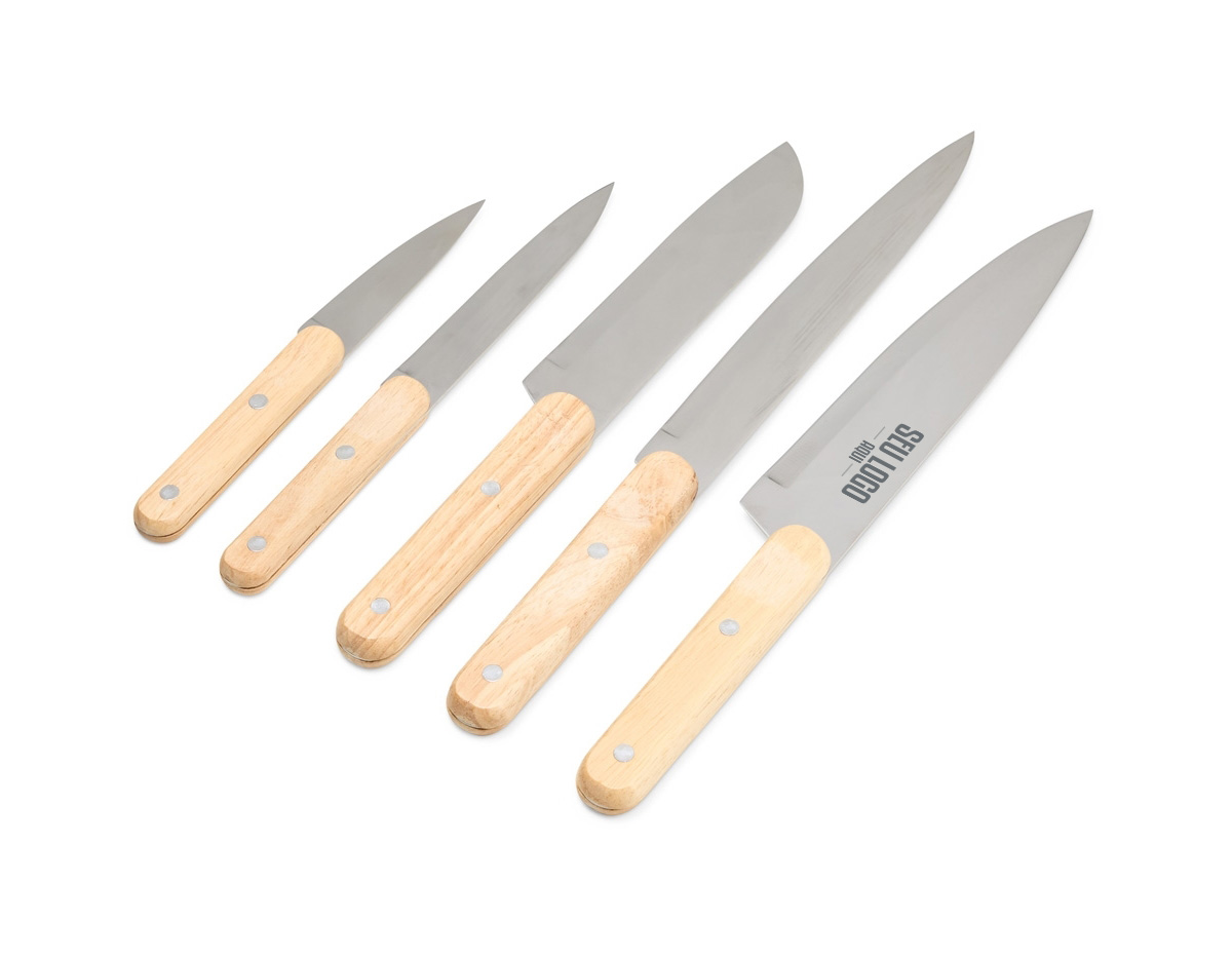 Facas para os mais diversos tipos de cortes. Com o nosso kit de churrasco, ficarão ainda mais saborosos. Composto por 5 peças em lâminas em inox com cabos em madeira, proporcionando mais precisão durante os cortes, sendo de 7”, 8”, 3”,9” e 5” polegadas, todas acomodadas em um prático estojo de nylon para levá-lo para onde desejar com facilidade. Além disso, acompanha uma plaquinha de metal para uma personalização exclusiva. Kit perfeito para deixar as receitas mais saborosas e fáceis de fazer.
