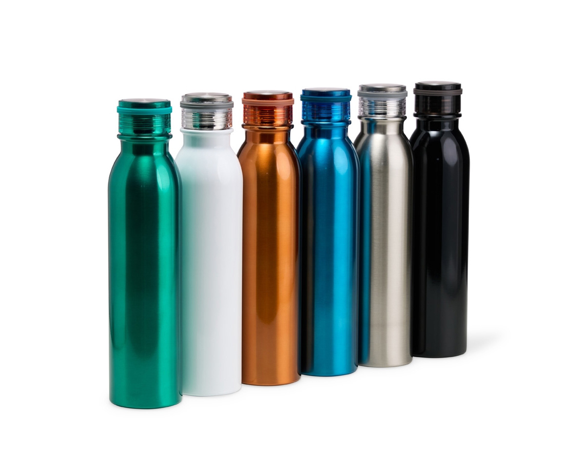 Bebidas na temperatura ideal em qualquer momento do dia. Esta garrafa térmica feita em inox 304, com parede dupla e capacidade de até 800ml é perfeita para qualquer ocasião, leve-a para a academia, parque ou até mesmo, para o trabalho. A sua alça de transporte é feita de silicone e está embutida na tampa (retire-a quase que completamente para usá-la). Uma verdadeira aliada na correria do dia a dia.