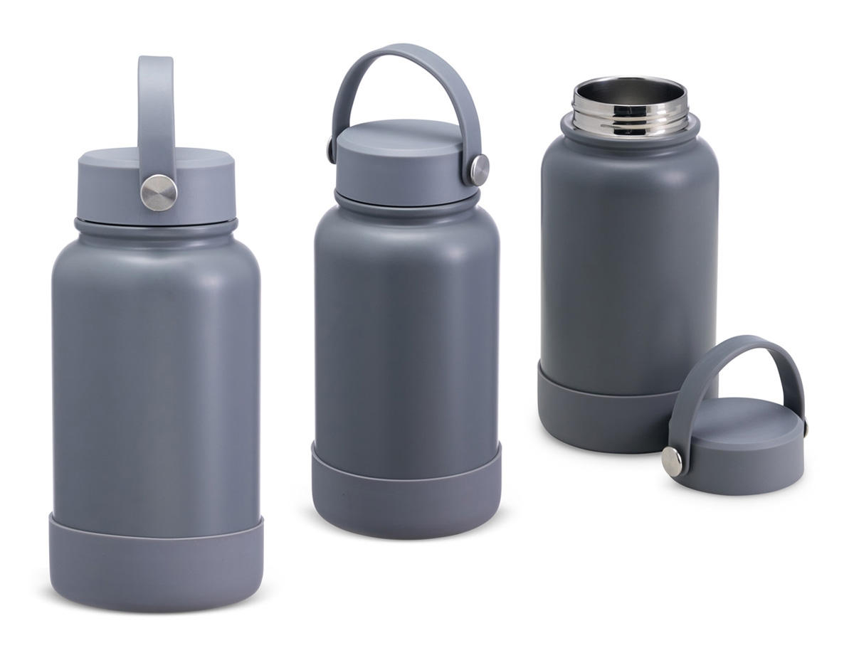 Experimente a qualidade desta garrafa térmica que une resistência e praticidade. Feita em inox 304, é durável e resistente à corrosão. A base de silicone removível proporciona estabilidade e facilita a limpeza, enquanto a alça de transporte também em silicone, com detalhe em inox, oferece o conforto na hora de transportá-la. Ideal para manter suas bebidas na temperatura perfeita, esta garrafa é a escolha certa para o dia a dia.