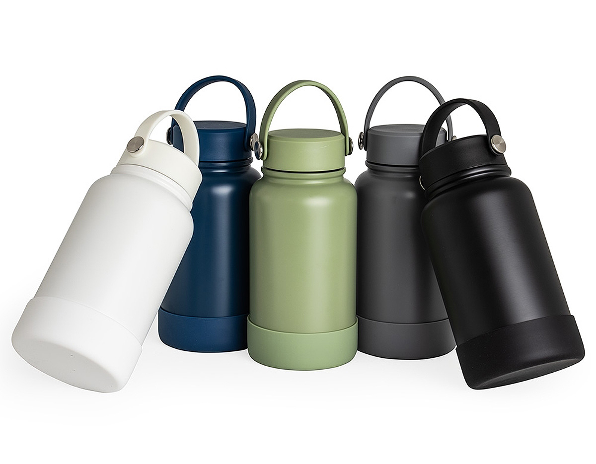 Experimente a qualidade desta garrafa térmica que une resistência e praticidade. Feita em inox 304, é durável e resistente à corrosão. A base de silicone removível proporciona estabilidade e facilita a limpeza, enquanto a alça de transporte também em silicone, com detalhe em inox, oferece o conforto na hora de transportá-la. Ideal para manter suas bebidas na temperatura perfeita, esta garrafa é a escolha certa para o dia a dia.