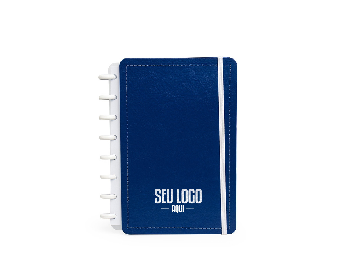 Este caderno foi feito para quem valoriza praticidade e organização. Com capa dura revestida em material sintético, ele une durabilidade e um design moderno. Suas 64 folhas de papel off-set 104g incluem 50 impressas e 6 folhas brancas reposicionáveis, que podem ser removidas, e se acabarem, podem ser impressas em casa e recolocadas com facilidade, garantindo flexibilidade total. Ele ainda vem com folhas extras para dados pessoais, calendário de 2025 a 2027, datas importantes e planejamento trimestral, ajudando a manter todas as suas informações essenciais à mão. Com acabamento em 8 discos, costura nas capas, elástico de fechamento, cantos arredondados e laminação fosca, é o caderno perfeito para quem busca uma experiência prática e versátil, ideal para acompanhar todas as suas tarefas e anotações diárias.