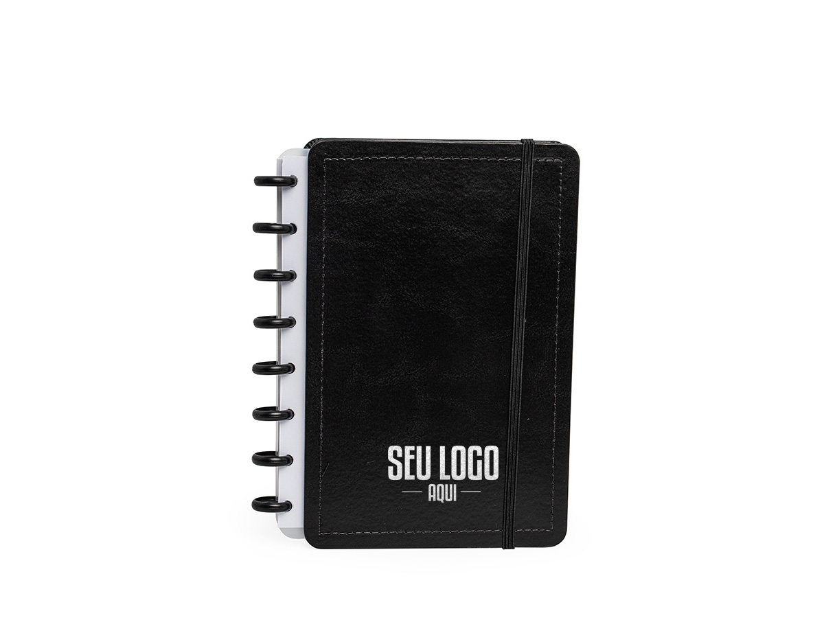 Este caderno foi feito para quem valoriza praticidade e organização. Com capa dura revestida em material sintético, ele une durabilidade e um design moderno. Suas 64 folhas de papel off-set 104g incluem 50 impressas e 6 folhas brancas reposicionáveis, que podem ser removidas, e se acabarem, podem ser impressas em casa e recolocadas com facilidade, garantindo flexibilidade total. Ele ainda vem com folhas extras para dados pessoais, calendário de 2025 a 2027, datas importantes e planejamento trimestral, ajudando a manter todas as suas informações essenciais à mão. Com acabamento em 8 discos, costura nas capas, elástico de fechamento, cantos arredondados e laminação fosca, é o caderno perfeito para quem busca uma experiência prática e versátil, ideal para acompanhar todas as suas tarefas e anotações diárias.