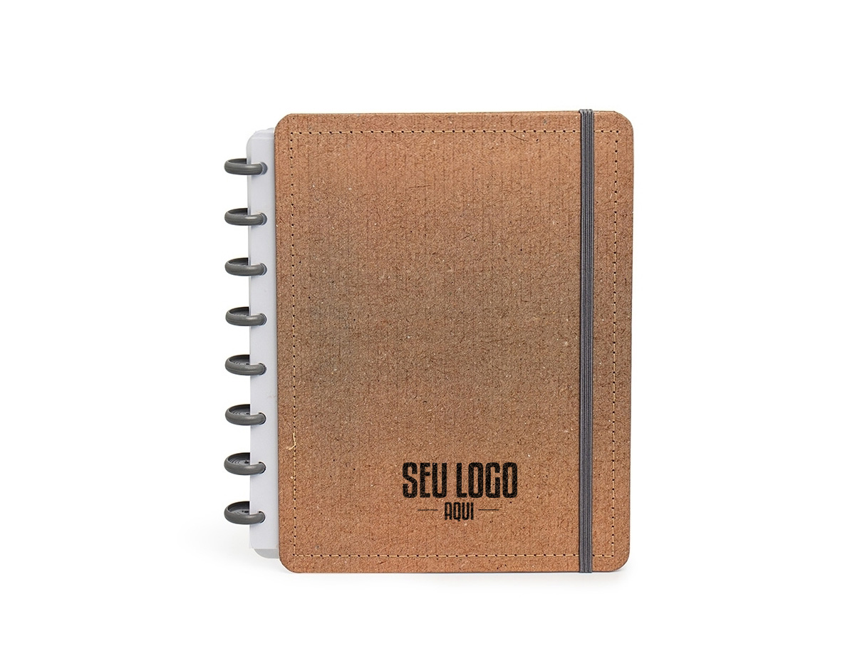 Este caderno foi feito para quem valoriza praticidade e organização. Com capa dura revestida em material sintético, ele une durabilidade e um design moderno. Suas 64 folhas de papel off-set 104g incluem 50 impressas e 6 folhas brancas reposicionáveis, que podem ser removidas, e se acabarem, podem ser impressas em casa e recolocadas com facilidade, garantindo flexibilidade total. Ele ainda vem com folhas extras para dados pessoais, calendário de 2025 a 2027, datas importantes e planejamento trimestral, ajudando a manter todas as suas informações essenciais à mão. Com acabamento em 8 discos, costura nas capas, elástico de fechamento, cantos arredondados e laminação fosca, é o caderno perfeito para quem busca uma experiência prática e versátil, ideal para acompanhar todas as suas tarefas e anotações diárias.