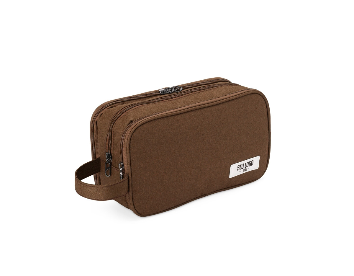 Item indispensável para facilitar viagens e a rotina do dia a dia, perfeita para guardar diversos itens como maquiagens, cremes e produtos de higiene de forma mais organizada. Resistente à água, nossa necessáire possui três compartimentos: um com divisórias, outro com dois bolsinhos e o principal, amplo e com tela, tornando-a ideal para levar desde escova de dente, cremes e até toalhas de mão. Feita em poliéster, ela é compacta cabendo facilmente em mochilas e malas. Ainda possui duas alças, sendo uma de mão e outra para chaves, além de um espaço em material emborrachado, que permite uma personalização exclusiva.