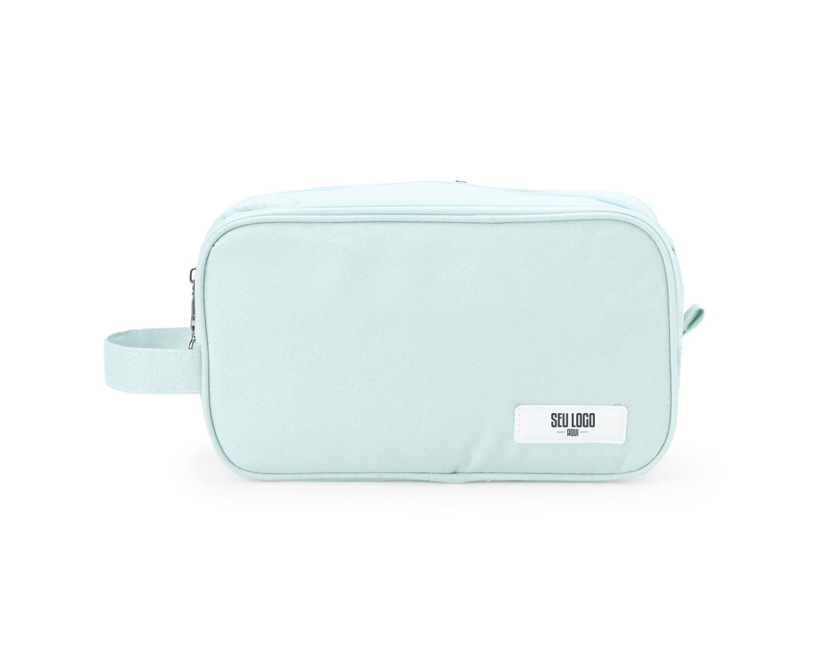Item indispensável para facilitar viagens e a rotina do dia a dia, perfeita para guardar diversos itens como maquiagens, cremes e produtos de higiene de forma mais organizada. Resistente à água, nossa necessáire possui três compartimentos: um com divisórias, outro com dois bolsinhos e o principal, amplo e com tela, tornando-a ideal para levar desde escova de dente, cremes e até toalhas de mão. Feita em poliéster, ela é compacta cabendo facilmente em mochilas e malas. Ainda possui duas alças, sendo uma de mão e outra para chaves, além de um espaço em material emborrachado, que permite uma personalização exclusiva.
