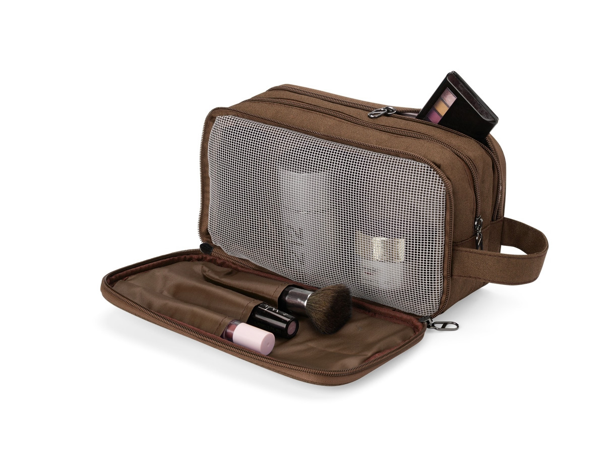 Item indispensável para facilitar viagens e a rotina do dia a dia, perfeita para guardar diversos itens como maquiagens, cremes e produtos de higiene de forma mais organizada. Resistente à água, nossa necessáire possui três compartimentos: um com divisórias, outro com dois bolsinhos e o principal, amplo e com tela, tornando-a ideal para levar desde escova de dente, cremes e até toalhas de mão. Feita em poliéster, ela é compacta cabendo facilmente em mochilas e malas. Ainda possui duas alças, sendo uma de mão e outra para chaves, além de um espaço em material emborrachado, que permite uma personalização exclusiva.