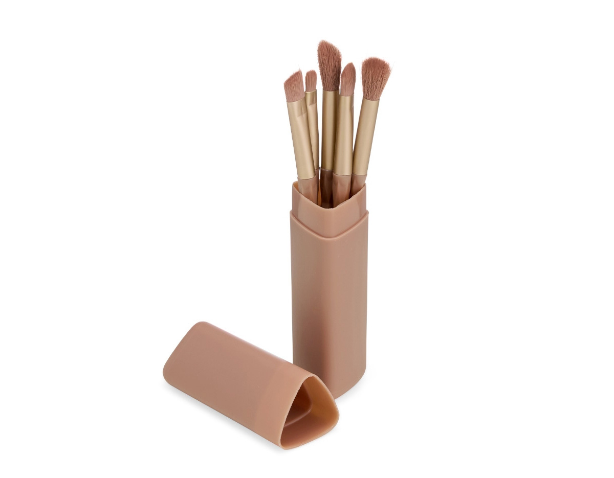 Com cinco pincéis cuidadosamente selecionados, este kit proporciona versatilidade e praticidade para criar uma maquiagem impecável na área dos olhos e deixar aquele sombreado perfeito.