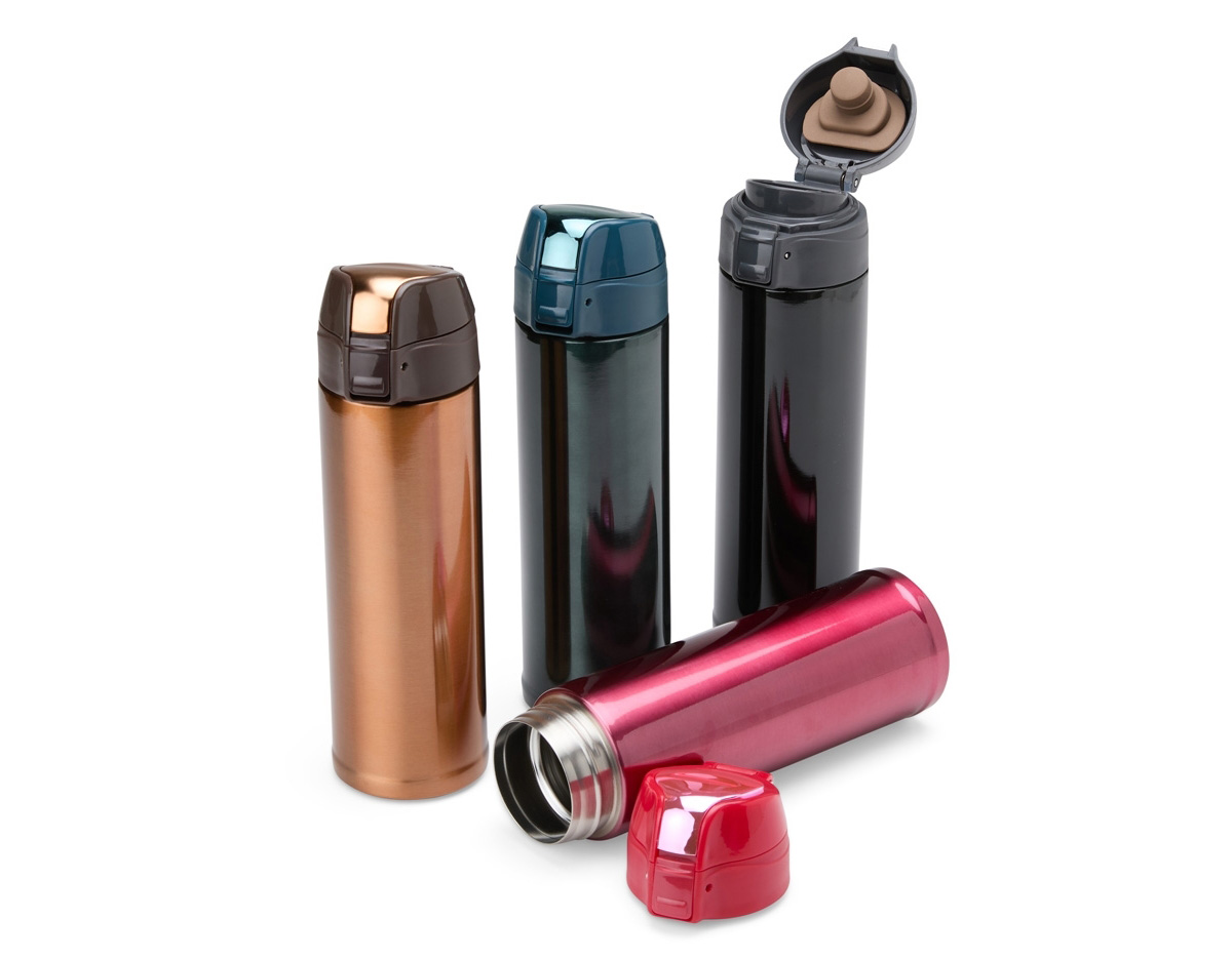 Para quem busca praticidade e desempenho em um só produto, a nossa garrafa térmica de 480ml é a escolha perfeita! Com tampa de trava segura e anel de silicone antivazamento, você pode carregá-la tranquilamente na bolsa ou mochila, sem se preocupar com vazamentos. O bocal foi projetado para uma experiência de consumo confortável, enquanto a vedação interna na tampa mantém as bebidas na temperatura ideal por muito mais tempo, seja quente ou fria. Compacta e eficiente, é a companheira ideal para acompanhar você em todos os momentos do dia!