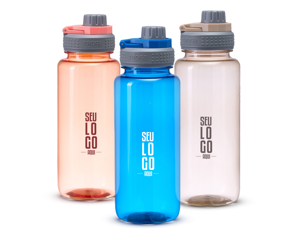 Grande na capacidade e compacta no design, nosso squeeze de 1 litro é a escolha certa para quem busca um produto resistente e prático para os dias de hidratação. Feita em plástico, ela se adapta ao seu ritmo, seja na academia, no parque ou no trabalho. Além disso, sua tampa é rosqueável e vem com uma proteção para o bocal e alça flexível, sendo uma verdadeira aliada na correria do dia.