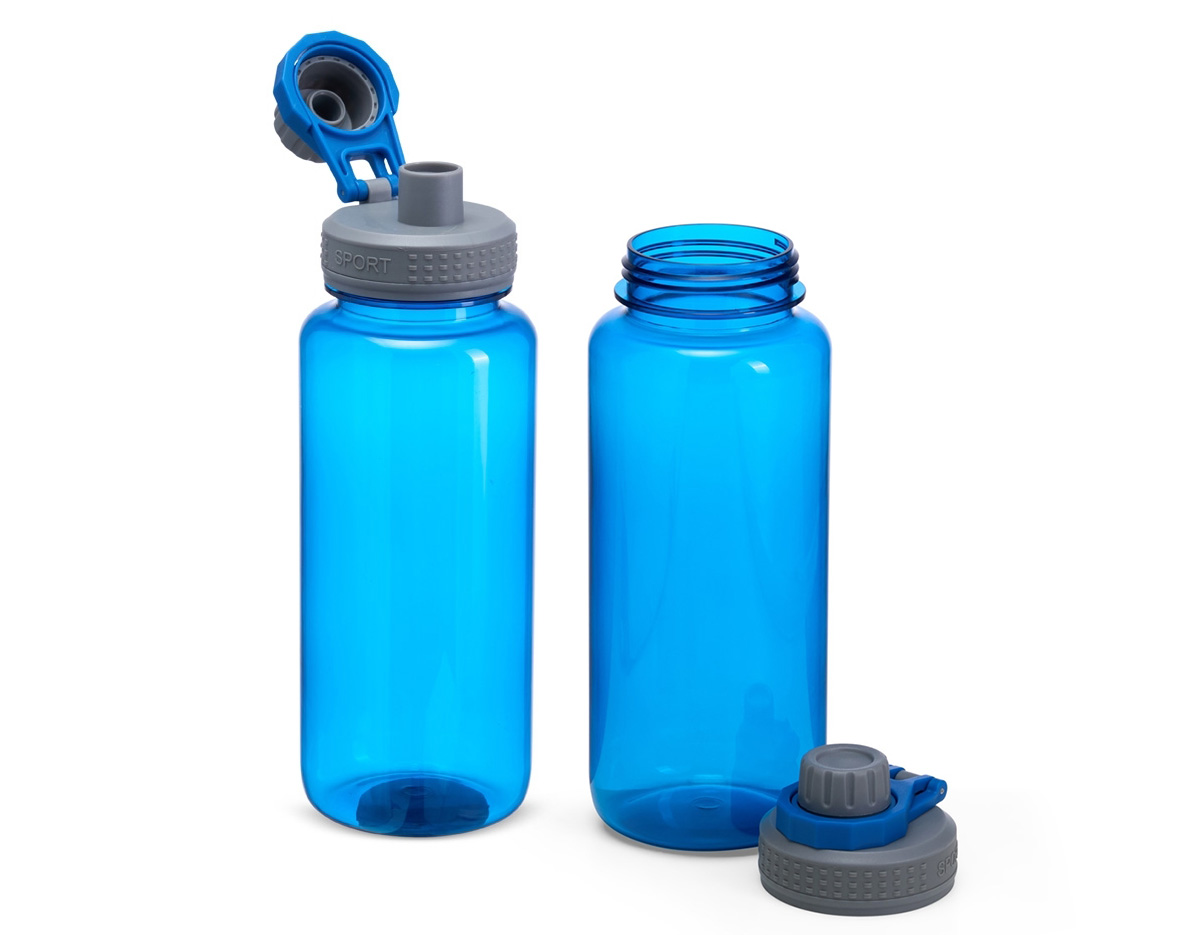 Grande na capacidade e compacta no design, nosso squeeze de 1 litro é a escolha certa para quem busca um produto resistente e prático para os dias de hidratação. Feita em plástico, ela se adapta ao seu ritmo, seja na academia, no parque ou no trabalho. Além disso, sua tampa é rosqueável e vem com uma proteção para o bocal e alça flexível, sendo uma verdadeira aliada na correria do dia.