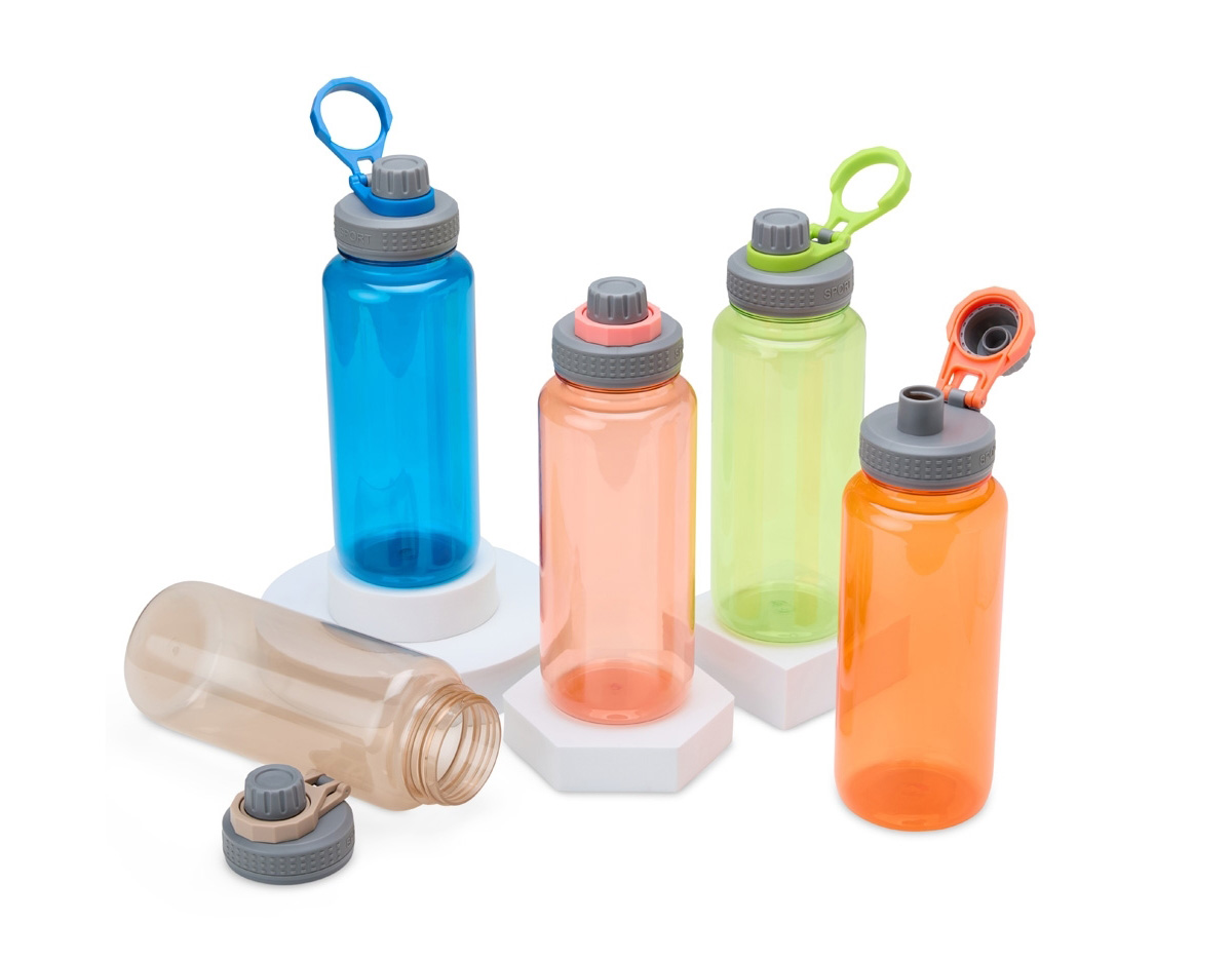 Grande na capacidade e compacta no design, nosso squeeze de 1 litro é a escolha certa para quem busca um produto resistente e prático para os dias de hidratação. Feita em plástico, ela se adapta ao seu ritmo, seja na academia, no parque ou no trabalho. Além disso, sua tampa é rosqueável e vem com uma proteção para o bocal e alça flexível, sendo uma verdadeira aliada na correria do dia.