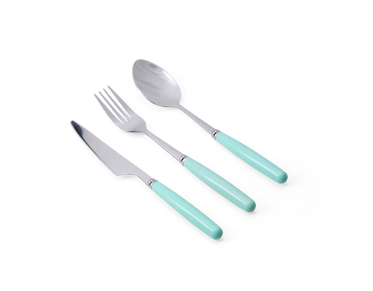 Nosso kit de talheres de três peças é perfeito para aproveitar as delícias de uma refeição de forma prática e organizada. Composto por faca, garfo e colher, feitos em metal e plástico para garantir um manuseio firme, além de proteção e organização. O kit acompanha um estojo plástico, tornando-se ideal para levar na bolsa, seja em viagens, acampamentos ou no dia a dia de trabalho, proporcionando facilidade em todos os momentos.
