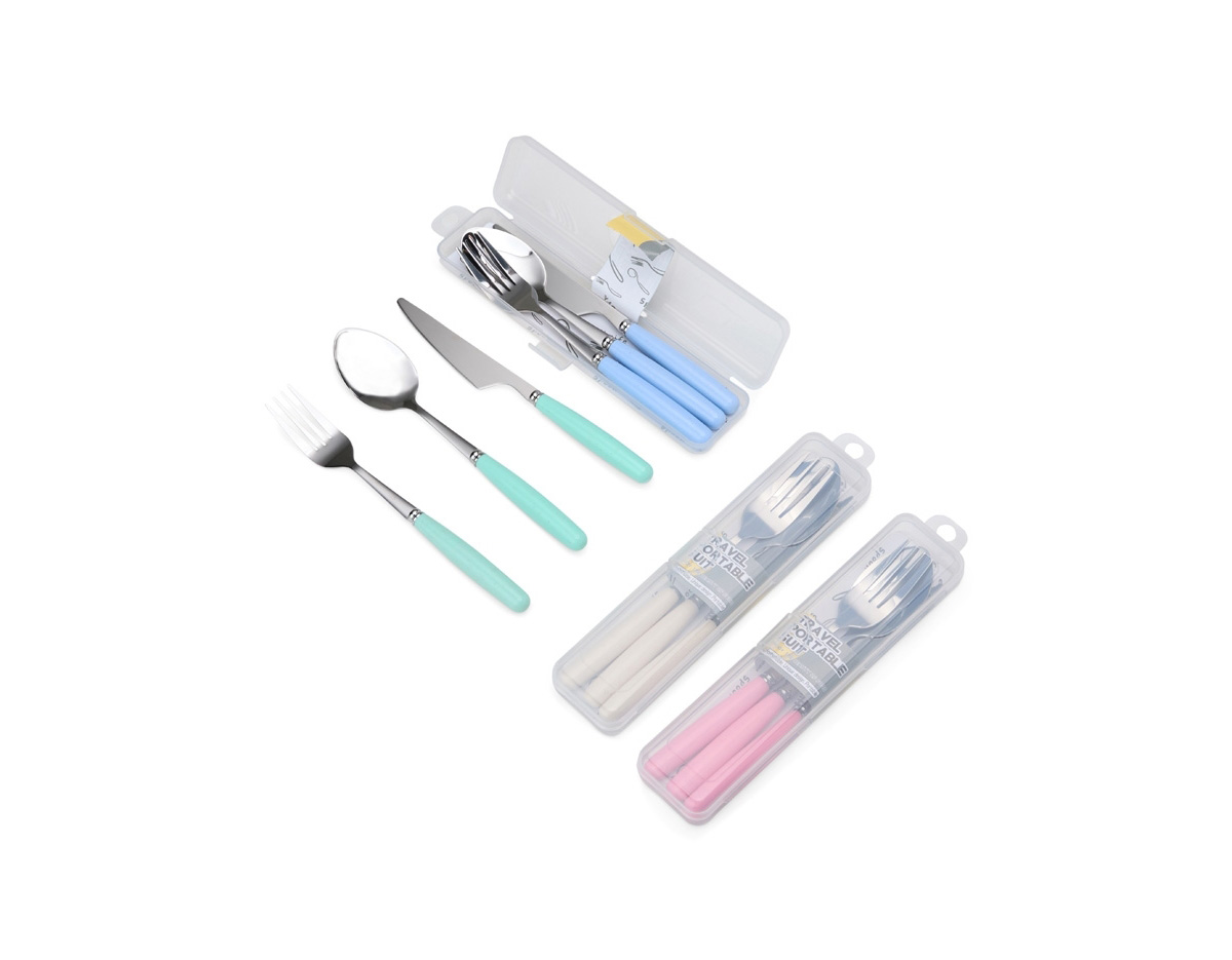 Nosso kit de talheres de três peças é perfeito para aproveitar as delícias de uma refeição de forma prática e organizada. Composto por faca, garfo e colher, feitos em metal e plástico para garantir um manuseio firme, além de proteção e organização. O kit acompanha um estojo plástico, tornando-se ideal para levar na bolsa, seja em viagens, acampamentos ou no dia a dia de trabalho, proporcionando facilidade em todos os momentos.
