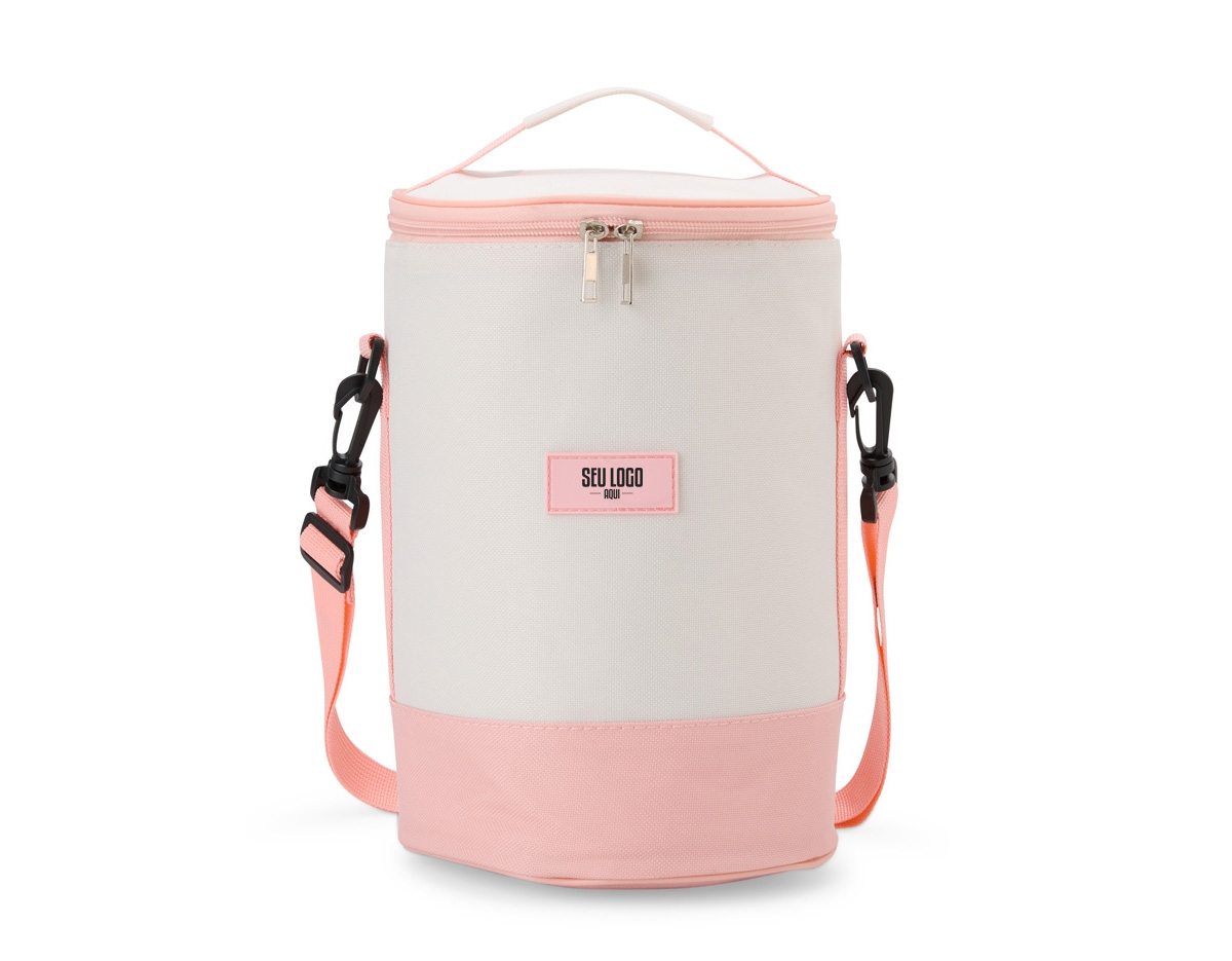 A bolsa térmica perfeita para o seu dia a dia! Feita em tecido Oxford com capacidade de 8 litros, seu formato cilíndrico garante mais espaço interno, além de um revestimento térmico em alumínio para manter bebidas e alimentos na temperatura ideal. Com alça de ombro ajustável e removível, ela é prática e versátil, tornando-se o item certo para viagens, aventuras ao ar livre, trabalho ou academia. Companheira indispensável para manter tudo organizado.