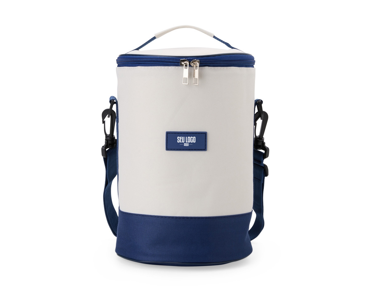 A bolsa térmica perfeita para o seu dia a dia! Feita em tecido Oxford com capacidade de 8 litros, seu formato cilíndrico garante mais espaço interno, além de um revestimento térmico em alumínio para manter bebidas e alimentos na temperatura ideal. Com alça de ombro ajustável e removível, ela é prática e versátil, tornando-se o item certo para viagens, aventuras ao ar livre, trabalho ou academia. Companheira indispensável para manter tudo organizado.